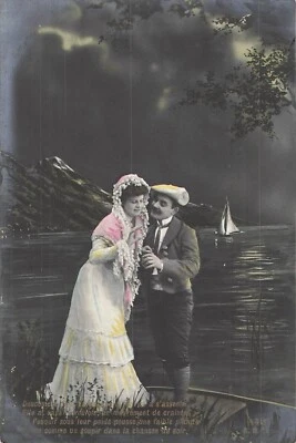 CP LA NUIT PRES LAC FEMME ELEGANTE AVEC MOUSTACHU CASQUETTE - 66585 - Photo 1/2