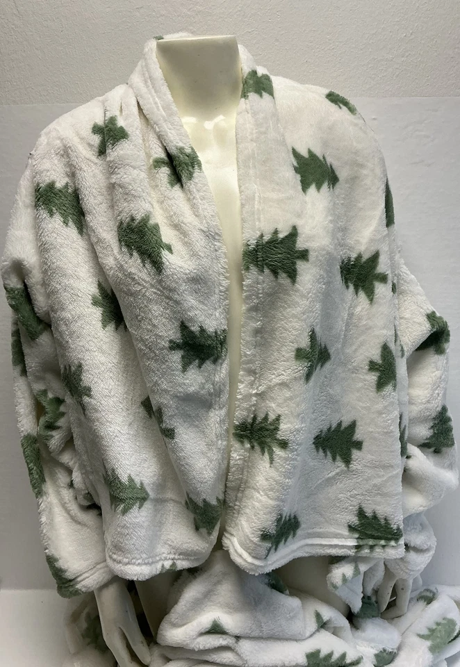 2 Stück 2in1 Deko Kissen mit Ärmeldecke 150x200cm rohweiß grün Tannenbaum - Bild 2 von 4