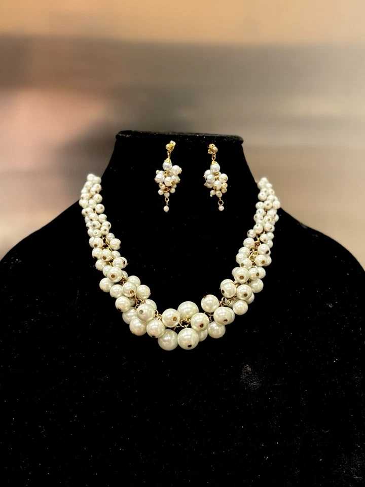 Collar y pendientes con racimo de perlas de vidrio blanco graduados blancos y dorados Foto 4 de 4