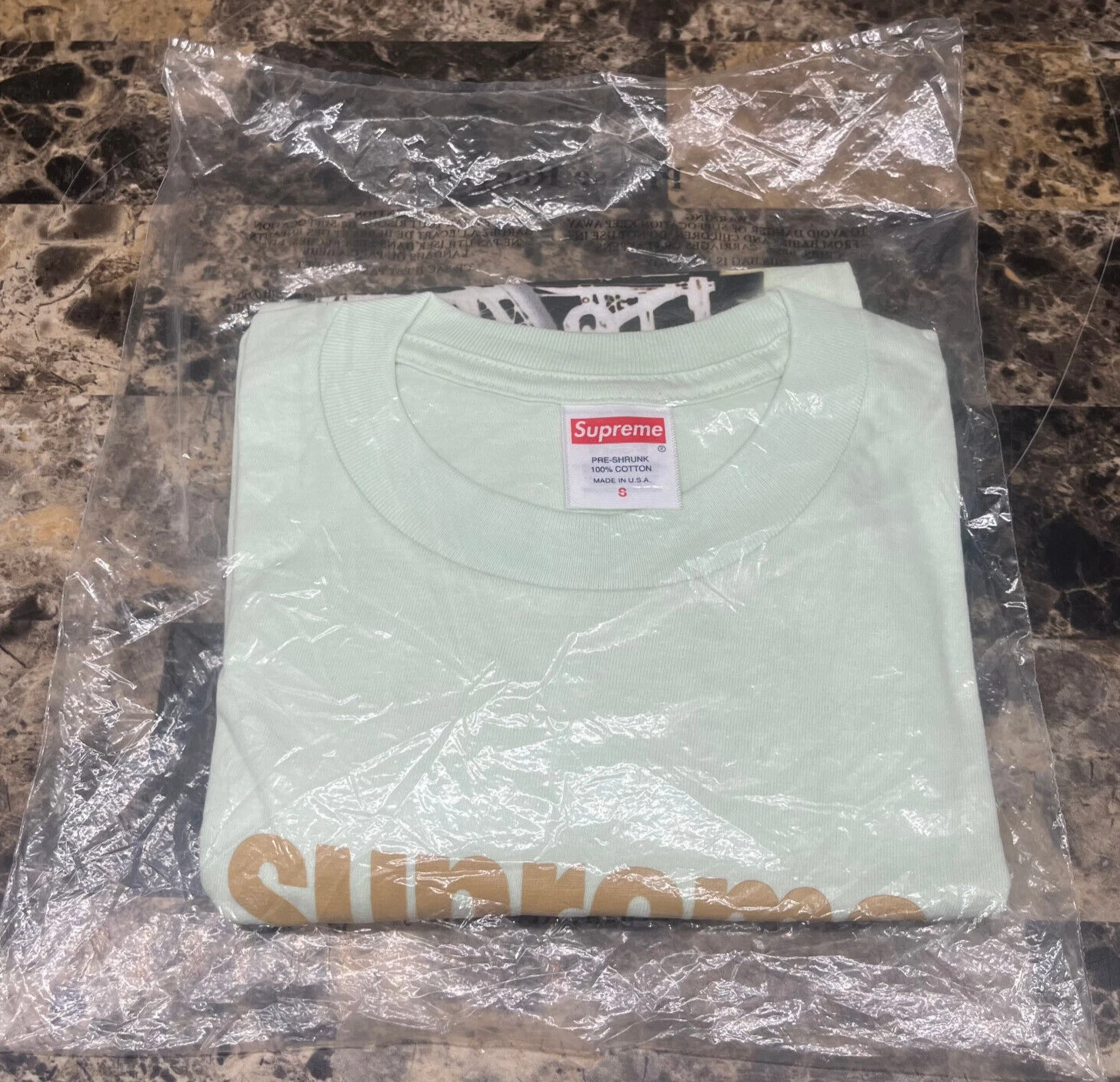 Tee shirt Supreme Kiss (SS23) vert pâle taille S neuf avec étiquette
