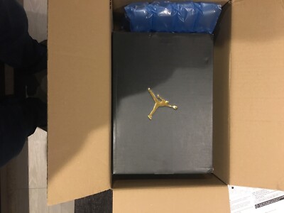 Original Air Jordan 1 mid Nike. Turnschuhe Größe UK 4.  Nagelneuer Karton