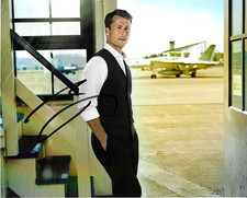 * GLEN POWELL * signed 8x10 photo * TOP GUN: MAVERICK * COA *