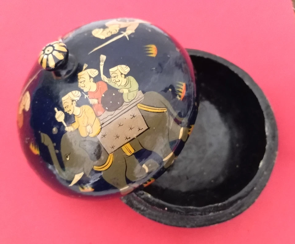 BOITE OVALE EN CARTON BOUILLI  LAQUE DECOR PERSONNAGE - Photo 4/4