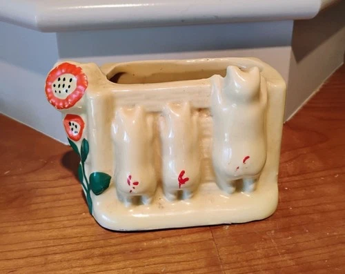 VTG Shawnee McCoy Pottery Three Little Pigs on Fence PLANTER Yellow Pencil Desk