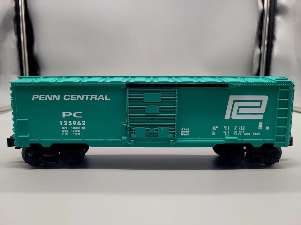 LIONEL TRAINS PENN CENTRAL FREIGHT BOXCAR w/OPENING DOORS O GAUGE NEW 6-26222 - Image 2 of 4