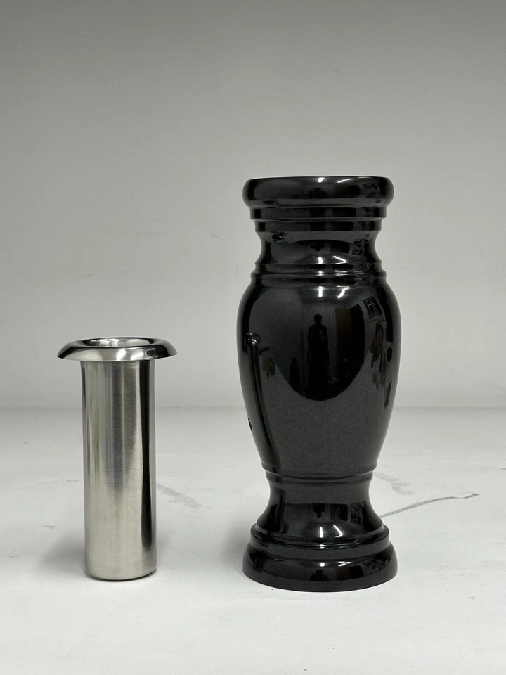 Florero Memorial Cemetery - Jarrón de granito real con interior de acero inoxidable Foto 2 de 4