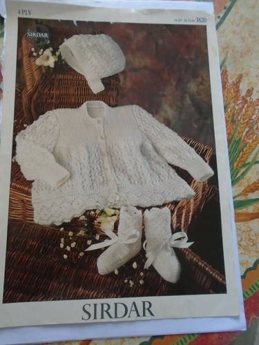 Original Vintage SIRDAR STRICKANLEITUNG FÜR EIN KINDER MANTEL HAUBE & STIEFEL