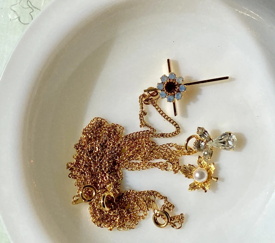 Lote de cuatro collares tono dorado. Malla hueca con cristales, cruz, ángel Foto 3 de 4