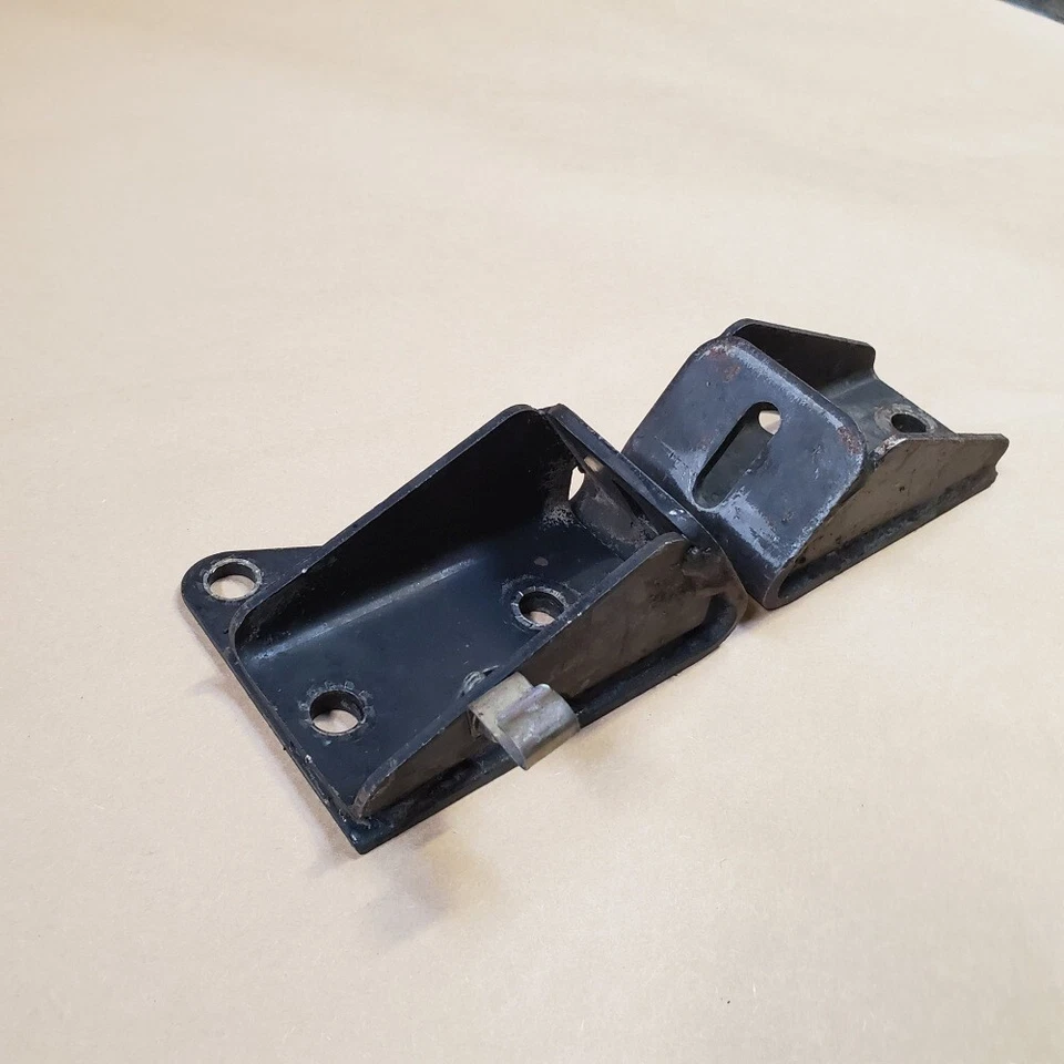 Jaguar XJ6 Engine Mounting Bracket LH Left and RH Right Hand Set EAC1951 EAC1949 - Image 3 of 4