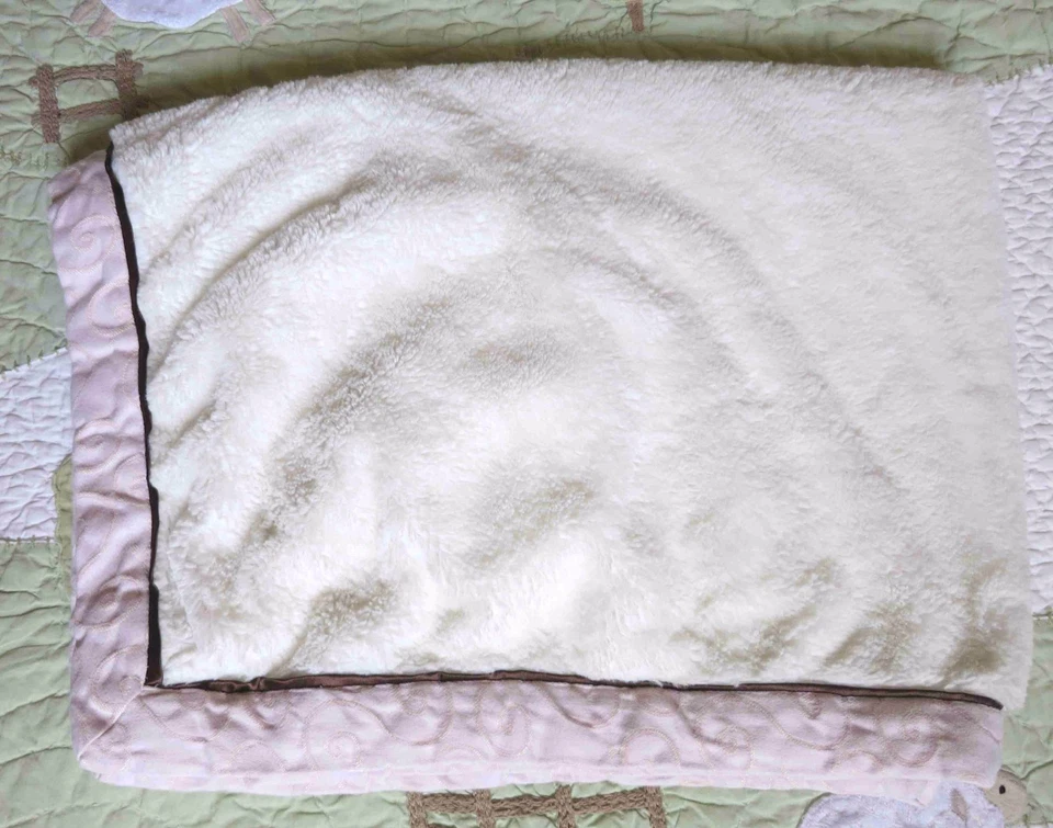 Manta para bebé niña Lambs & Ivy blanca esponjosa con tubo satinado marrón borde remolino Foto 2 de 3