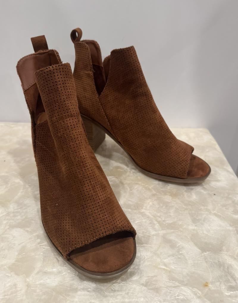 Universal Thread Brown Pump - image 1