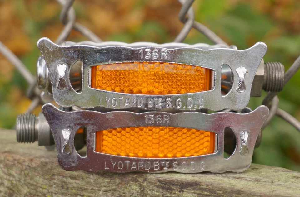 Pedales Lyotard 136R Tapones Antipolvo Trampa Rata De Colección Años 70 Gitano Peugeot SGDG Foto 3 de 4