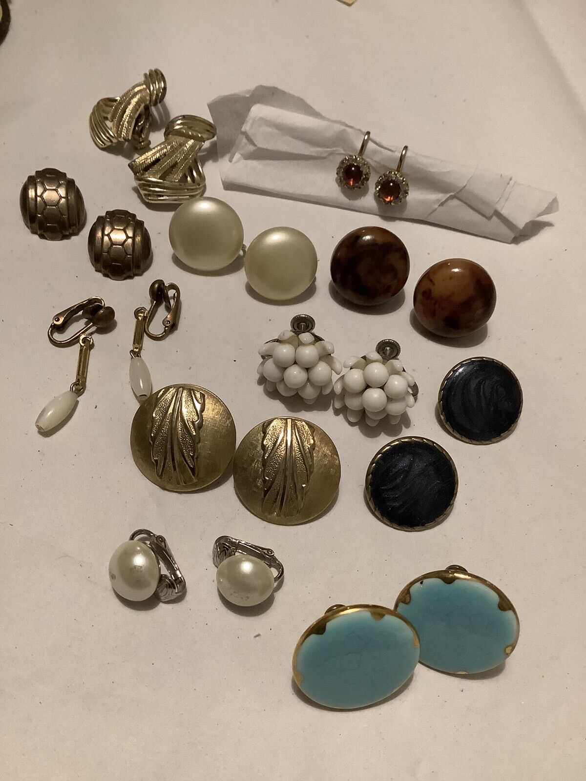 VTG. LOT OF 11 PAIRS Clip On & Screw Back EARRING… - image 9