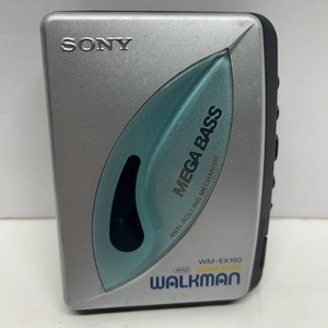 LE MOTEUR DU lecteur de cassette Walkman Sony WM EX 20 tourne/avec