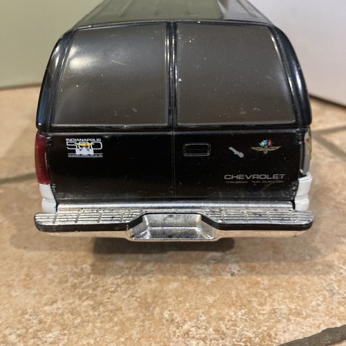 Brookfield Collectibles 1993 CHEVy SUBURBAN 1:24 SCALE diecast MODEL SUV Bank - Picture 5 of 8