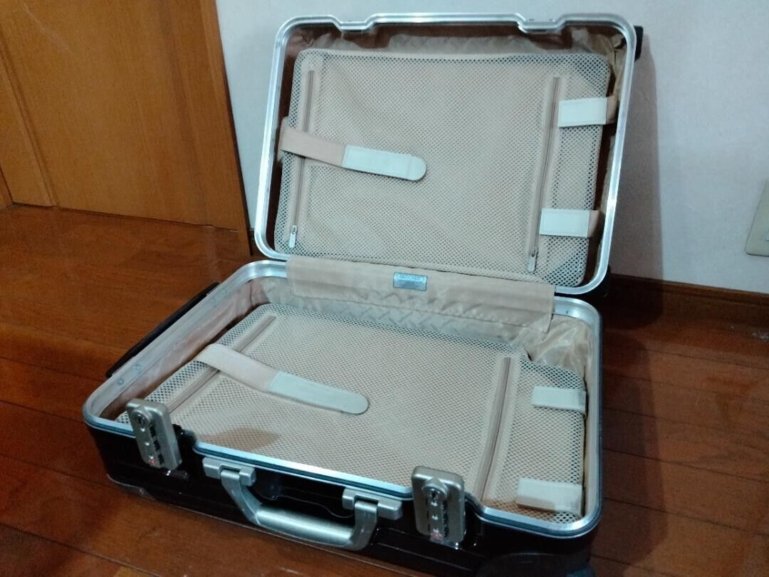 Rimowa Lufthansa Collaboration Elegance Carry-on 2-wheel Rimowa Lufthansa Collaboration Elegance Carry-on 2-wheel
