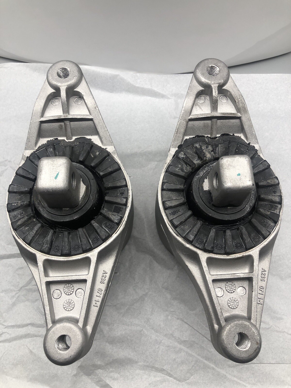 Maserati Ghibli Right Engine mount P/N 670003628