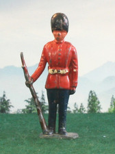 GRENADIER GUARD LEAD SOLDIER ON PARADE - VINTAGE - BRITAINS SCALE   1466