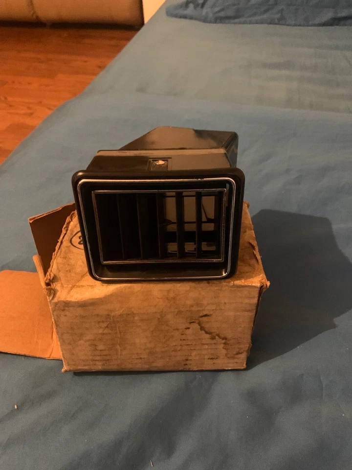 1976-1980 ( and 1975 monza coupe) chevrolet monza nos 370182 ac vent - Image 2 of 4