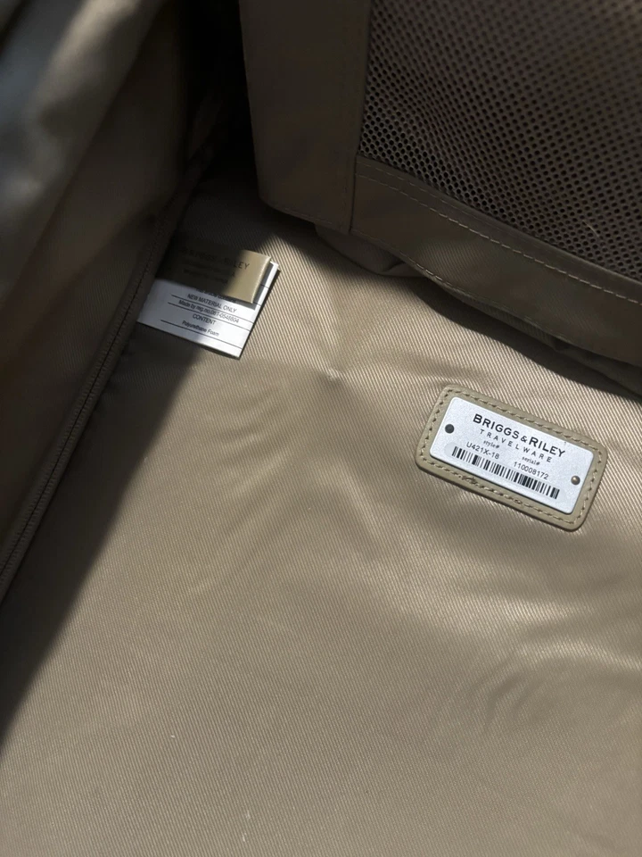 22" Briggs and Riley Baseline 04-U22LX-18-Expandible Equipaje de Mano, Apenas Usado Foto 3 de 4