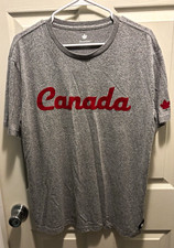 Canadiana Men's L Gray Red Canada Maple Leaf Graphic Crew Neck T-Shirt