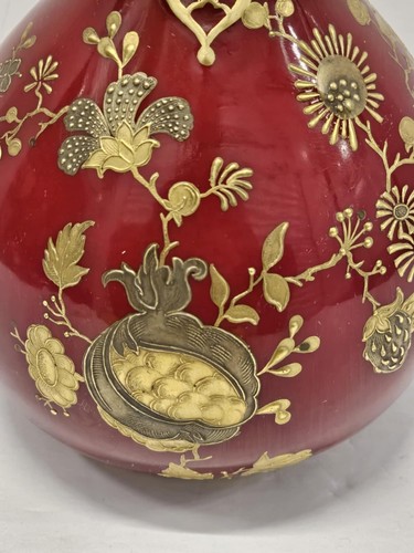 A Tique Royal Crown Derby Red Porcelain Vase with Raised Gold Flowers - Picture 4 of 8