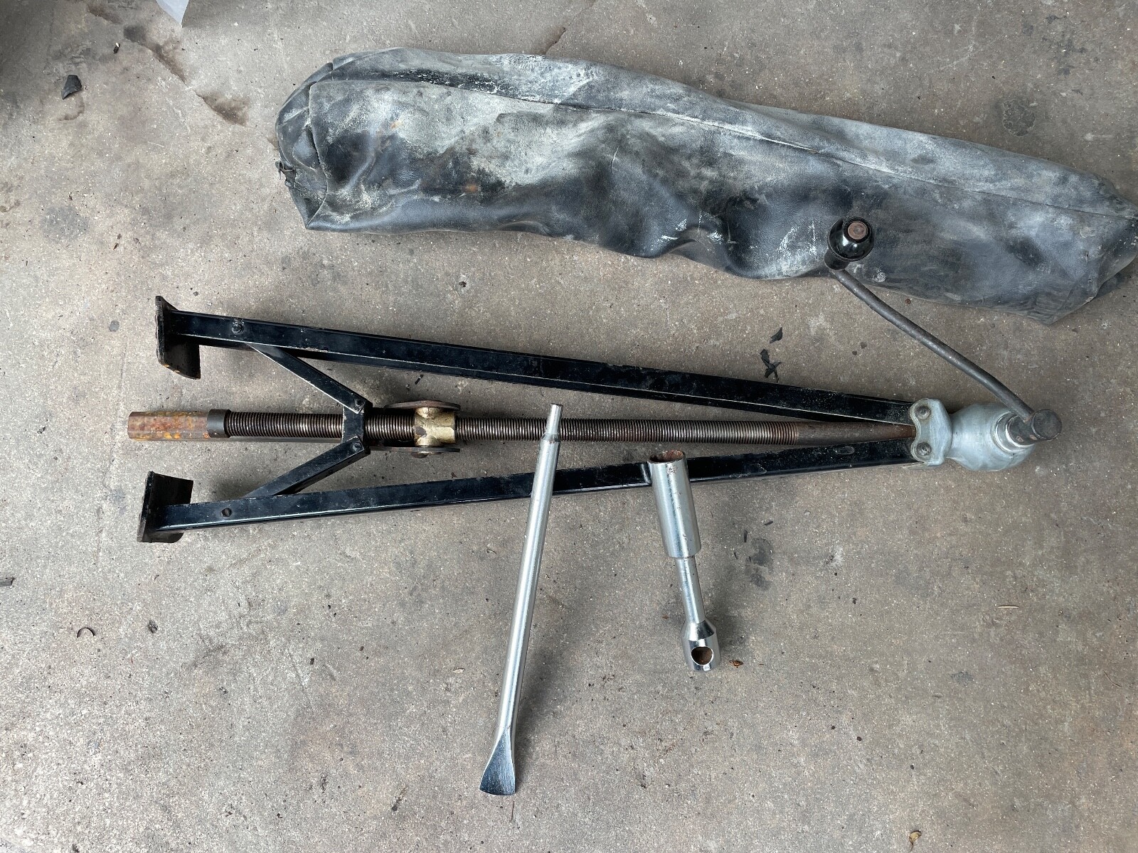 ROLLS ROYCE SILVER CLOUSD  HARD TO FIND A NOS TIRE JACK 55 TO 65 UR14492