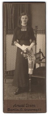 Photograph Arnold Stern, Berlin-O., Grünerweg 63, portrait young lady in fashion 