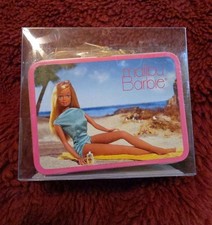 Juego de lonchera de metal Malibu Barbie 2002 de colección Hallmark mini adornos nunca abiertos
