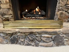 ANTIQUE ENGLISH VICTORIAN RETICULATED BRASS FIREPLACE FENDER SURROUND