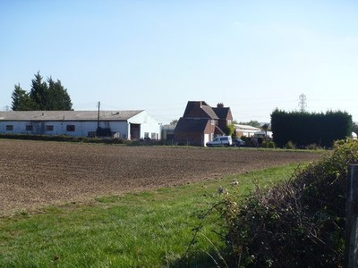 Foto A3 Westward und Garagen [1] Honeybourne gegenüber dem Feld gesehen von c2011
