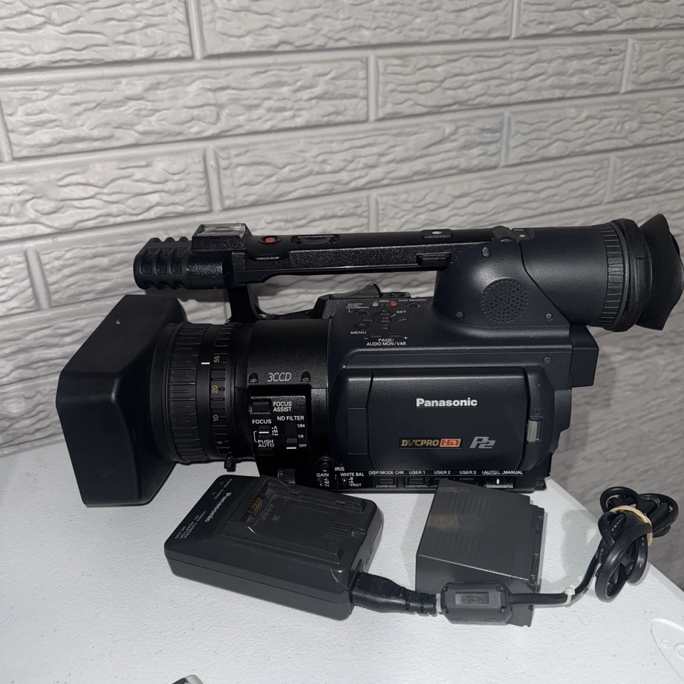 Panasonic AG-HVX200 P2 HD Camcorder w/ Battery + Charger FOR PARTS ZOOM NOT WORK - Image 2 of 2