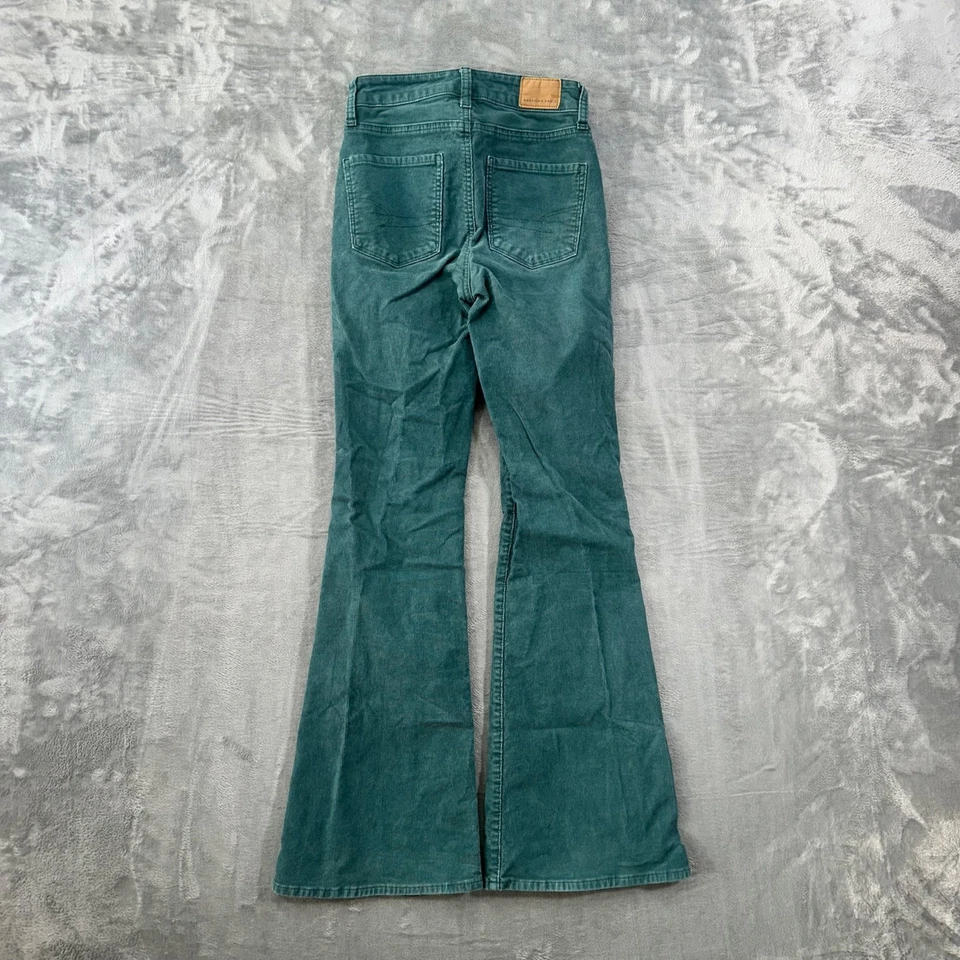 Pantalones acampanados American Eagle Super Hi-Rise para mujer talla 000 verde pana Foto 2 de 4