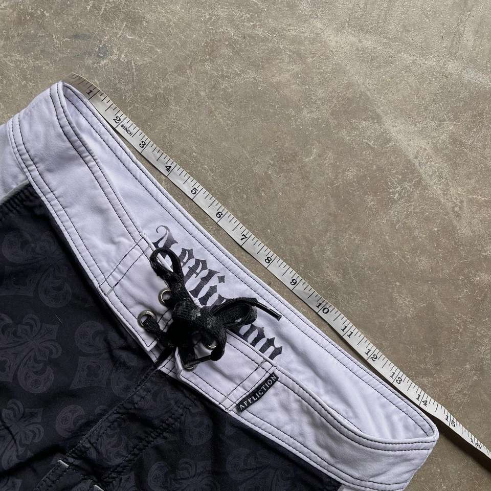 Baúl corto Affliction Board para hombre 30 MMA surf estilo tatuaje Cyber Grunge Y2K Foto 4 de 4