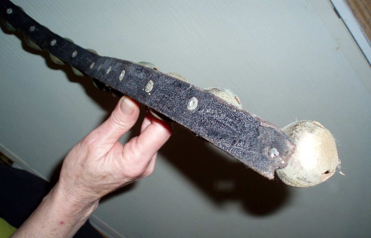 VINTAGE LEATHER BRASS HORSE SLEIGH BELLS CHRISTMAS JINGLE BELLS HOLIDAY DECOR