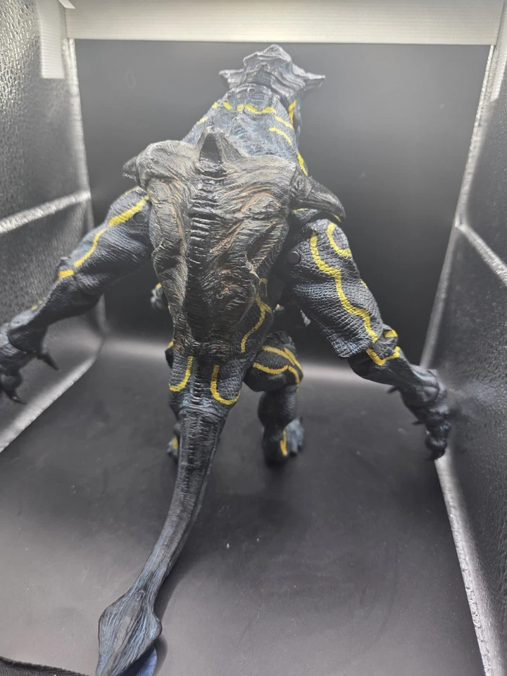NECA Pacific Rim Kaiju Knifehead Action Figure 7" 2014 with Battle Damage - Image 3 of 3