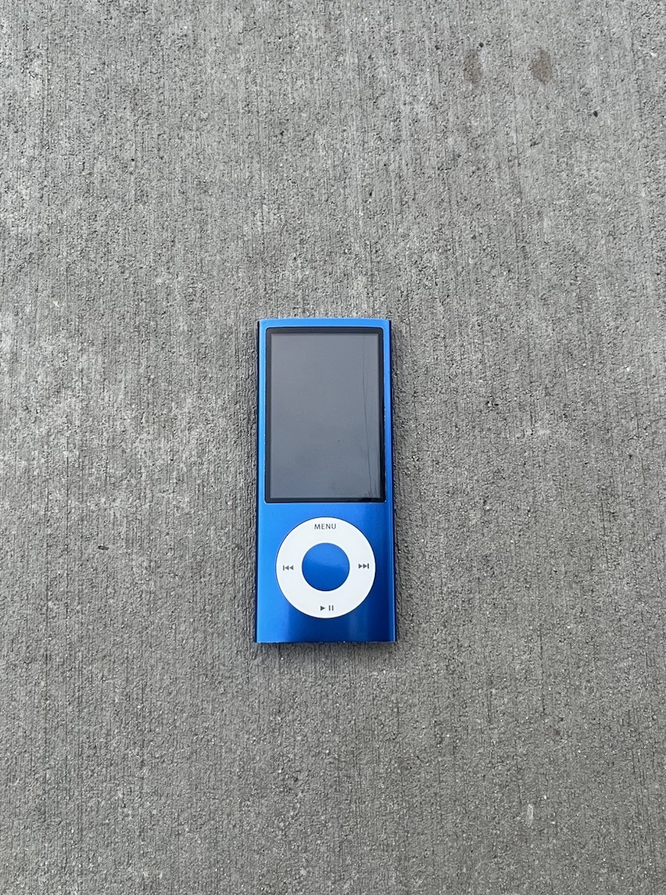blue Apple iPod Nano 5th Generation with nwb apple wired headphones 