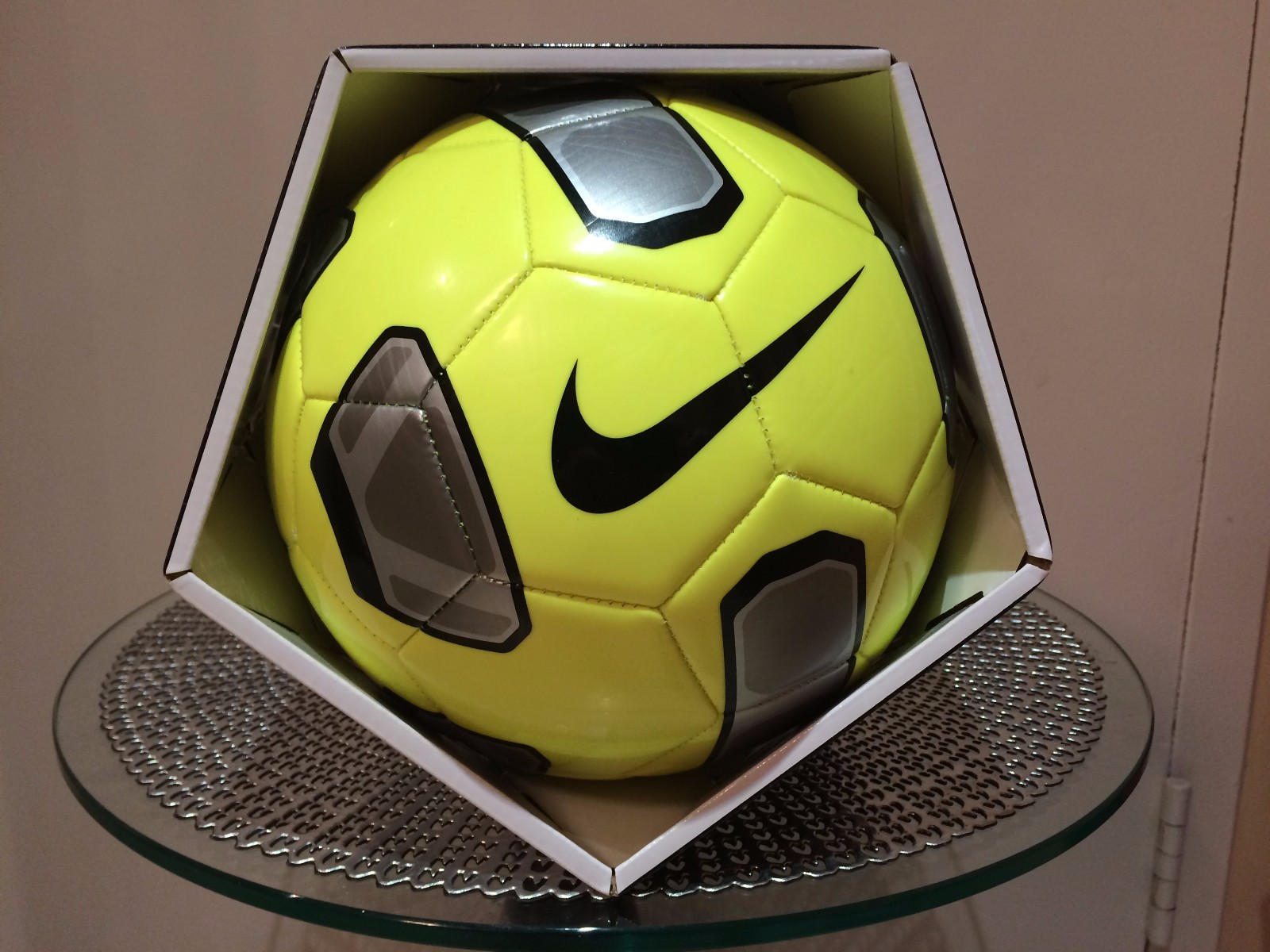 Nike FC Barcelona Soccer Ball, Volt Yellow, Size 4 - NEW! FAST! FREE  SHIPPING!