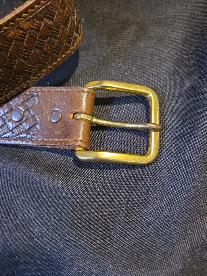 Cinturón de cuero Pathfinder vintage talla 30 tejido de canasta patrón en relieve latón... Foto 2 de 4