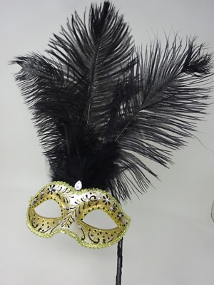 DAMEN SCHWARZ & GOLD VENEZIANISCHE MASKERADE PARTY FEDER MASKE AUF EINEM HANDSTAB
