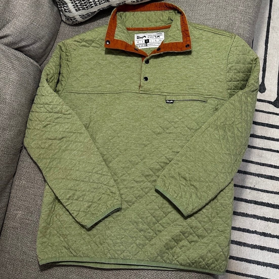 Rock monkey quilted pullover. Medium - image 2