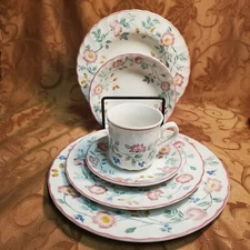 Churchill Briar Rose - 6 Piece Dinner Setting - Great Condition 