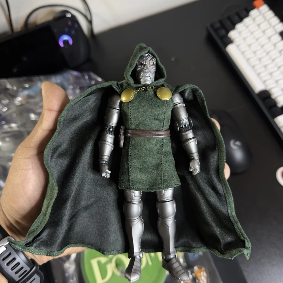 Figura coleccionable Mezco Dr. Doom escala uno:12 Foto 4 de 4