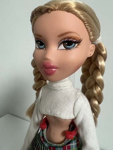 Bratz Class Cloe UK Version - Picture 8 of 9