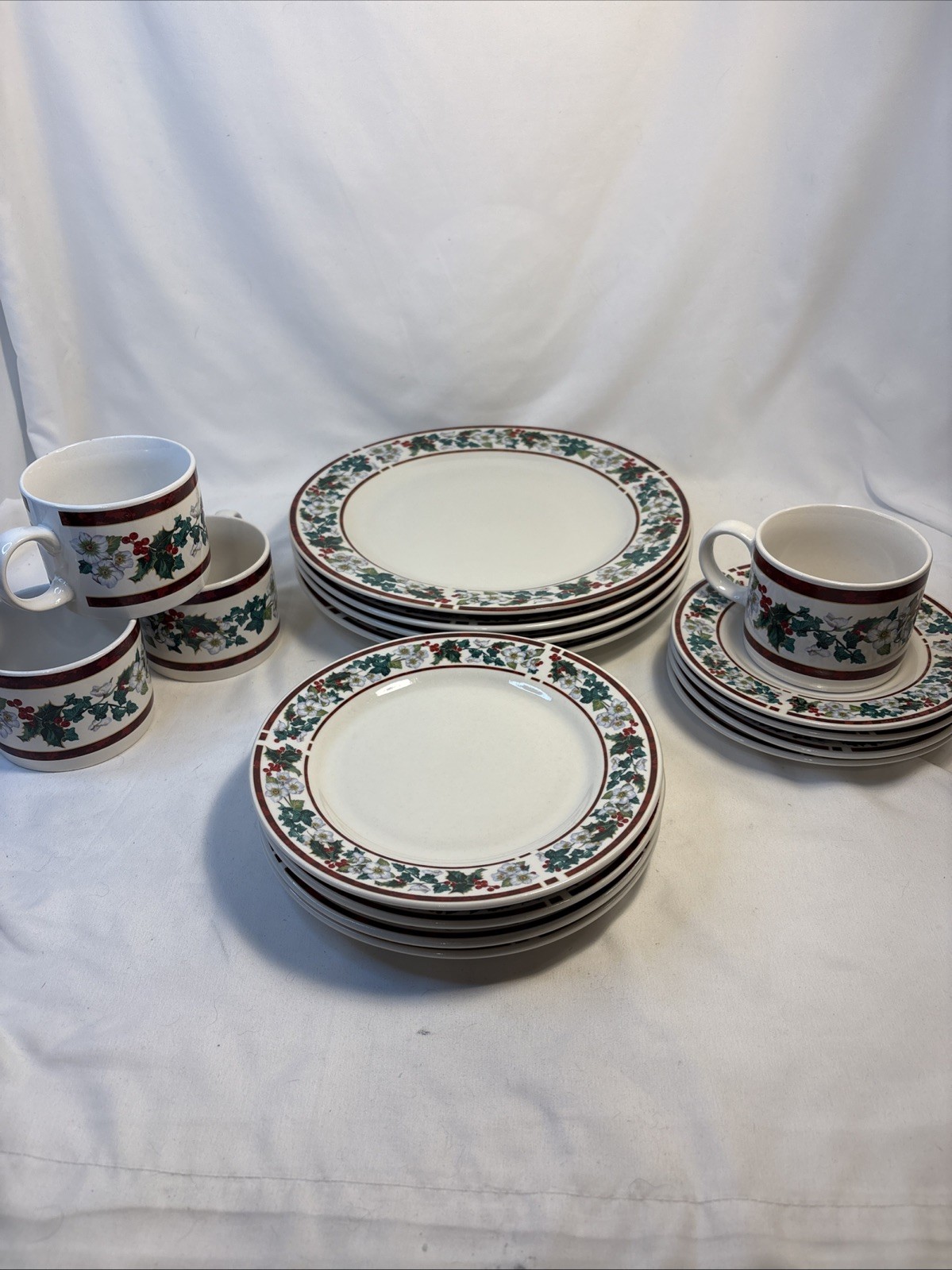 16pc Majesticware  Holly Pattern Christmas Stoneware Dinnerware 4 place Setting