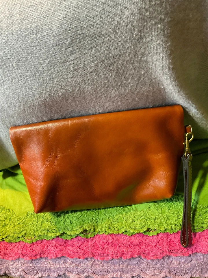 Muñequera sin asas magnética plegable con cremallera de cuero liso italiano tostado Patricia Nash  Foto 3 de 4