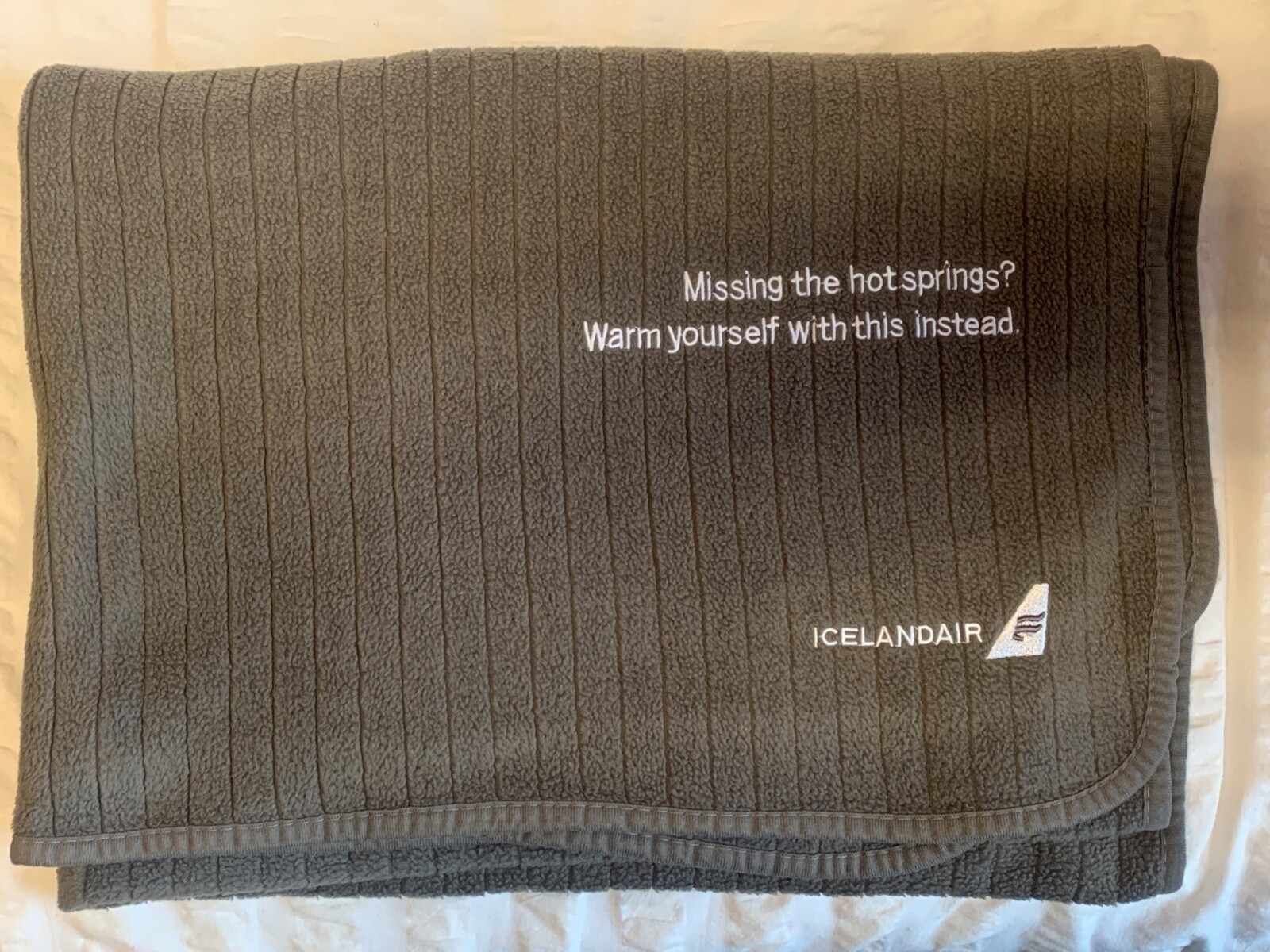 ICELANDAIR AIRLINE AIRPLANE INFLIGHT GREY FLEECE BLANKET 95 cm x 140