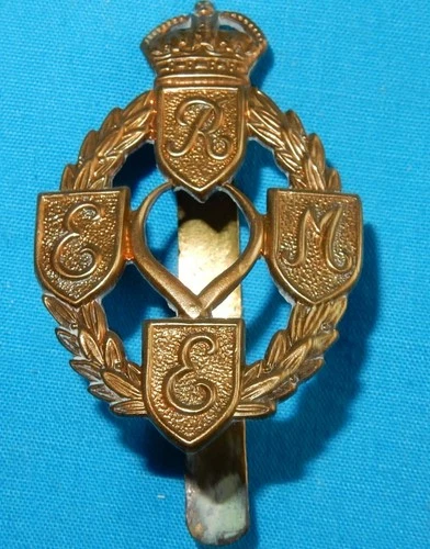 WW2 1942-1947 REME ROYAL ELECTRICAL MECHANICAL ENGINEERS MILITARY CAP BADGE