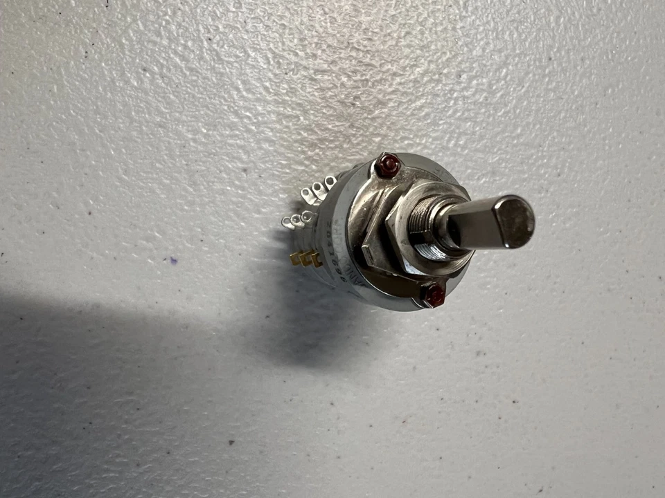 Interruptor giratorio de 6 posiciones JANCO 1 polo 3 cubiertas, 5A/115AC, 3A/28VDC. Foto 4 de 4