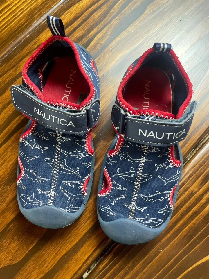 Zapatos Nautica, Niño Talla 9, Azul, Sandalias Tiburón, Gancho y Lazo Foto 2 de 4